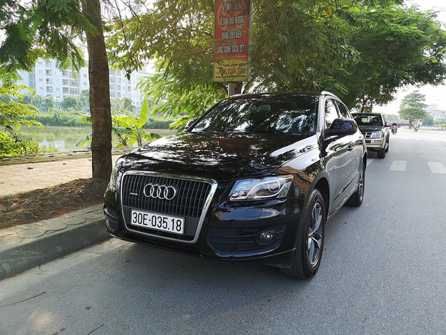 Được liệt vào danh sách dòng xe không còn hot trên thị trường nên dù sau 8 năm sử dụng, ngoại nội thất còn rất mới nhưng chiếc xe sang Audi Q5 cũ này được chủ nhân ở Hà Nội rao bán với giá chỉ 800 triệu đồng.