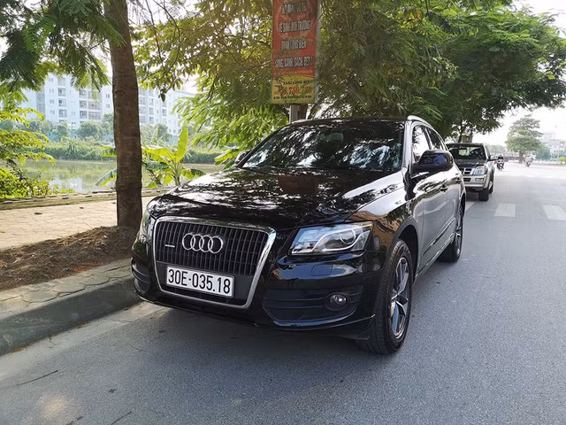 Được liệt vào danh sách dòng xe không còn hot trên thị trường nên dù sau 8 năm sử dụng, ngoại nội thất còn rất mới nhưng chiếc xe sang Audi Q5 cũ này được chủ nhân ở Hà Nội rao bán với giá chỉ 800 triệu đồng.