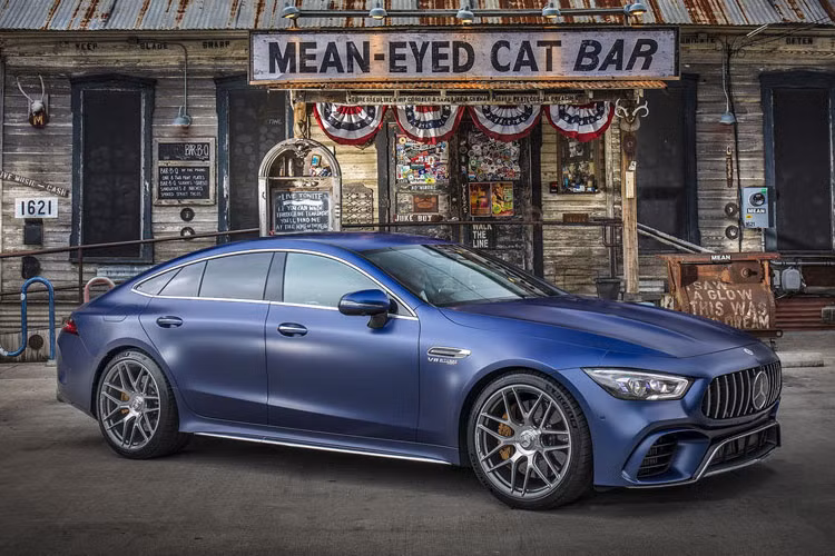 Đây được xem là quân bài chiến lược quan trọng của hãng xe sang Mercedes-Benz nhằm cạnh tranh với Porsche Panamera đang độc tôn ở phân khúc coupe 4 cửa. Chính vì thế hãng khá đầu tư cho siêu phẩm này. Mercedes-Benz AMG GT 2019 sở hữu kiểu dáng coupe 4 cửa thể thao và sang trọng hút ánh nhìn.