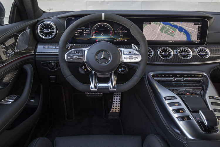 Nội thất xe sang trọng với nhiều chi tiết mạ crom sáng bóng. Vô-lăng được tích hợp phím chức năng hỗ trợ cảm ứng. Phía sau là lẫy chuyển số, bên cạnh là núm xoay chuyển chế độ lái, bật/tắt âm thanh ống xả và về số D.