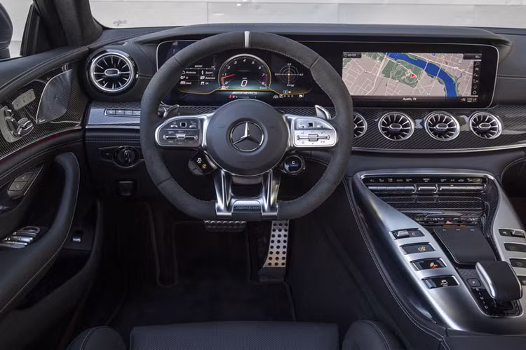 Nội thất xe sang trọng với nhiều chi tiết mạ crom sáng bóng. Vô-lăng được tích hợp phím chức năng hỗ trợ cảm ứng. Phía sau là lẫy chuyển số, bên cạnh là núm xoay chuyển chế độ lái, bật/tắt âm thanh ống xả và về số D.