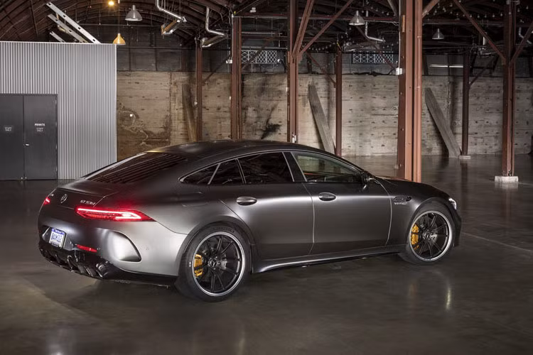 Không dừng ở đó, AMG GT 43 4MATIC+ còn được bổ sung thêm 21 mã lực và 249 Nm. AMG GT 53 tăng tốc 0-100 km/h trong 4,5 giây, vận tốc tối đa 285 km/h.