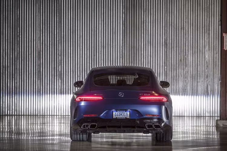 Tại Mỹ, Mercedes-Benz AMG GT 4 cửa sẽ được bán ra từ đầu năm 2019 (trừ biến thể AMG GT 43). Mức giá xe chưa được công bố cụ thể.
