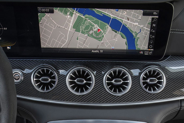 Màn hình trung tâm của AMG GT 4 cửa được nâng cấp với màn hình kép 12,3 inch lấy cảm hứng từ dòng S-Class.