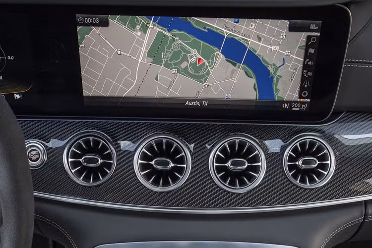 Màn hình trung tâm của AMG GT 4 cửa được nâng cấp với màn hình kép 12,3 inch lấy cảm hứng từ dòng S-Class.