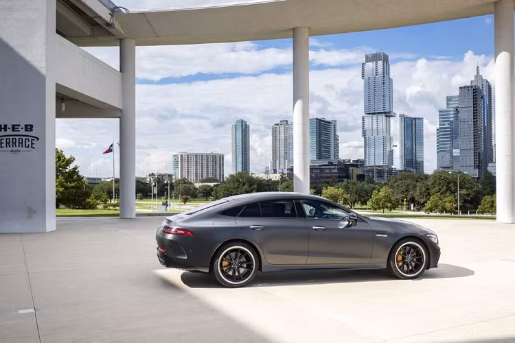 Cao cấp có biến thể AMG GT 63S sản sinh lên đến 630 mã lực và mô-men xoắn 899 Nm. Tuy nhiên một điểm chung là tất cả biến thể đều trang bị hộp số 9 cấp Speedshift và hệ dẫn động 4 bánh 4Matic+ của AMG.