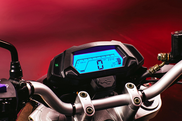 Ghi đông trần. Bảng đồng hồ có thể thay đổi được 3 màu đèn nền thông qua một nút bấm rất độc lạ. Cùng với đó, có thể thấy ngay bên dưới bảng đồng hồ tốc độ là một khe cắm USB lấy nguồn cho các thiết bị di động