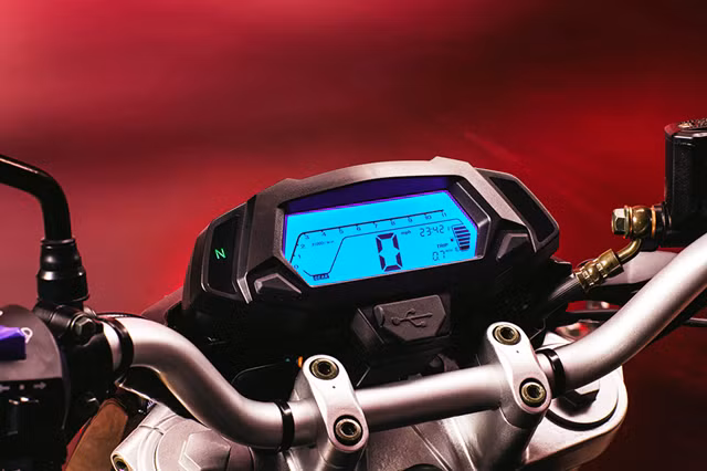 Ghi đông trần. Bảng đồng hồ có thể thay đổi được 3 màu đèn nền thông qua một nút bấm rất độc lạ. Cùng với đó, có thể thấy ngay bên dưới bảng đồng hồ tốc độ là một khe cắm USB lấy nguồn cho các thiết bị di động