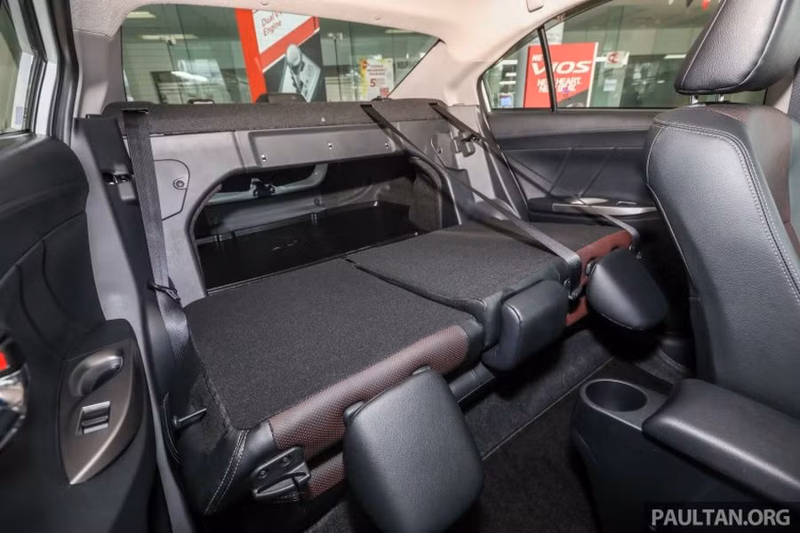 Hàng ghế thứ 2 có thể linh động gập lại như thế này.