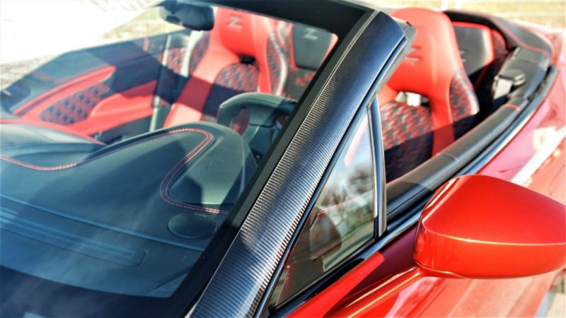 Vô-lăng thửa từ One 77.