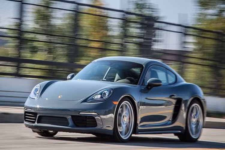 Porsche 718 Cayman sở hữu mức giá 61.160 USD, có thể sản sinh công suất 300 mã lực và mô-men xoắn 380 Nm, hộp số PDK 7 cấp, nó thậm chí có doanh số bán hàng cao hơn cả người anh em Porsche Cayman S. Khả năng tăng tốc từ 0-100 km/h của mẫu xe này là 4,1 giây.