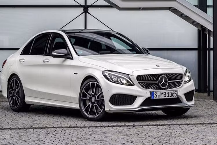 Mercedes-AMG C 43 là mẫu xe thuộc phân khúc nằm giữa Mercedes C 300 và Mercedes-AMG C 63 S. Trong khi mẫu xe cao cấp nhất trang bị động cơ V8 4,0 lít tăng áp kép, sản sinh công suất 503 mã lực thì Mercedes-AMG C 43 sở hữu động cơ V6 3,0 lít nhỏ hơn, thế hệ 2019 của mẫu xe này được tăng công suất từ 362 mã lực lên 385 mã lực, khả năng tăng tốc từ 0-100 km/h xe là 4,2 giây.