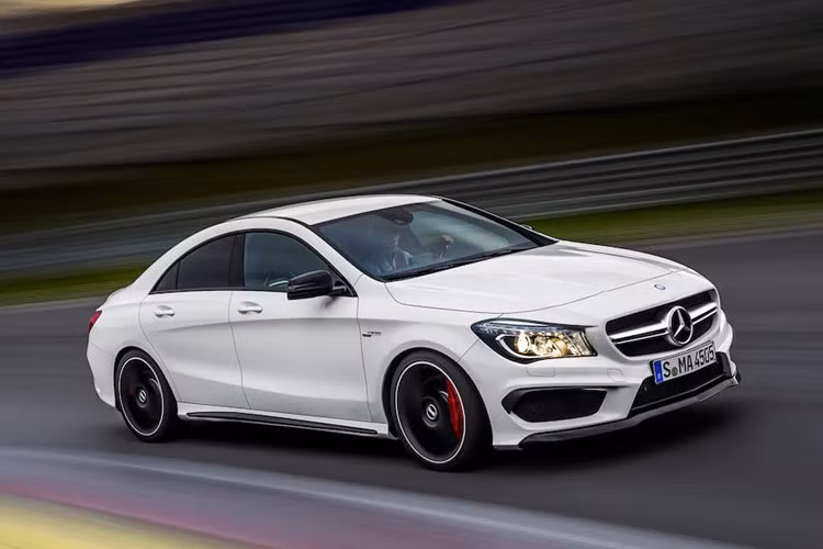 Mercedes-AMG CLA 45 sở hữu "trái tim" 4 xylanh, dung tích chỉ 2,0 lít nhưng có công suất đến 360 mã lực tại 6.000 vòng/phút và mô-men xoắn 475 Nm tại 2.250-5.000 vòng/phút, kết hợp với hộp số 7 cấp thể thao AMG SPEEDSHIFT DCT. Nhờ đó, xe có khả năng tăng tốc 0-100 km/h trong 4,2 giây trước khi đạt tốc độ tối đa giới hạn 250 km/h. Mẫu xe này có giá 54.095 USD.