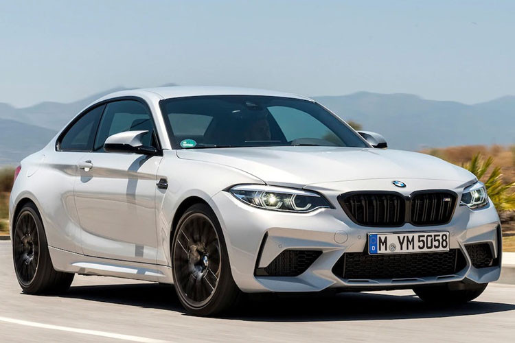BMW M2 Competition từng được ví là "con quái vật trong lớp vỏ tí hon". Xe trang bị động cơ biturbo 3,0 lít S55 tương tự như đàn anh M3 Sedan và M4 Coupe. Động cơ này sản sinh công suất 405 mã lực, mô-men xoắn 550 Nm, lớn hơn 40 mã lực so với bản tiêu chuẩn, khả năng tăng tốc từ 0-100 km/h trong 4,2 giây.