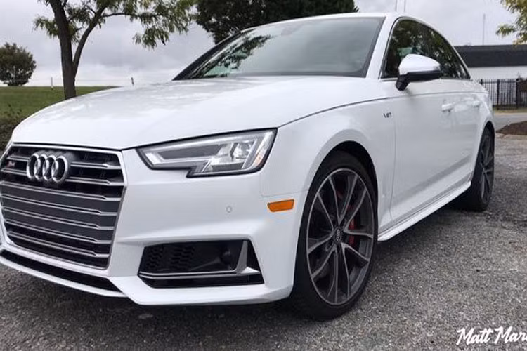 Audi S4 dù có giá 52.375 USD nhưng thời gian tăng tốc từ 0-100 km/h của Audi S4 bằng với Mercedes-AMG C 43 và BMW M2 Competition chỉ trong 4,2 giây, đó là nhờ vào khối động cơ V6 3,0 lít tăng áp, công suất tối đa 349 mã lực và mô-men xoắn 500 Nm.