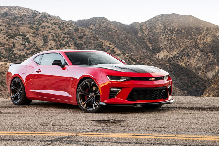Chevrolet Camaro SS 1LE có giá 44.995 USD có công suất 650 mã lực hơn hẳn Ferrari F430 với khả năng tăng tốc 0-100 km/h trong 3,5 giây. Động cơ V8 6,2 lít của Chevrolet Camaro SS có công suất 455 mã lực và mô-men xoắn 617 Nm. Ngay cả với hộp số sàn 6 cấp, xe vẫn dễ dàng tăng tốc 0-100 km/h trong 4,0 giây.