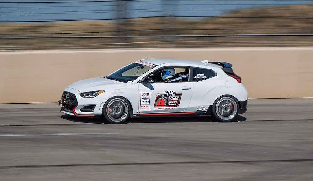 Hãng xe ôtô Hyundai cũng đã trang bị hệ thống xả mới, cổ hút kèm họng gió thoáng hơn và két giải nhiệt khí nạp thể tích lớn hơn cho động cơ 2.0l 4 xi-lanh tăng áp của Veloster N.