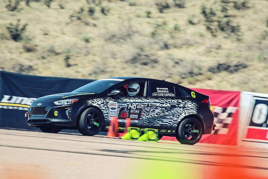 Hyundai đã thay thế toàn bộ động cơ điện của chiếc Kona Electric mạnh mẽ hơn. Nhờ đó, chiếc xe nay đã có công suất lên tới 201 mã lực và mô-men xoắn 394Nm - tăng 83 mã lực và 99Nm so với xe nguyên bản. Bản độ Ioniq này có khả năng tăng tốc từ 0-100km/h trong 8 giây và tốc độ tối đa đạt 185km/h.