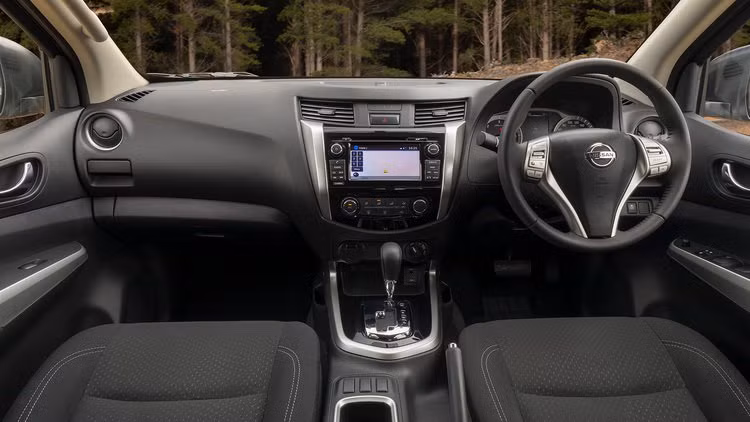 Nội thất dường như giống nhau bao gồm các trang bị tiêu chuẩn như kính sậm cửa sau, vô-lăng bọc da cùng màn hình cảm ứng 7 inch hỗ trợ kết nối Bluetooth và hệ thống vệ tinh chỉ đường Sat-Nav.