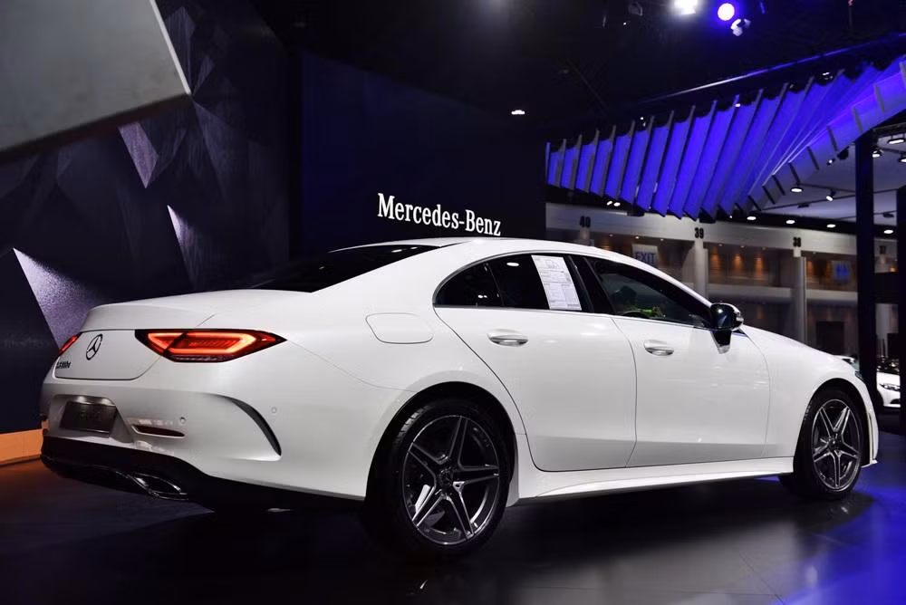 Được biết, tại thị trường này, hãng xe sang Mercedes chỉ mang đến1 bản trang bị là CLS300d AMG Premium.