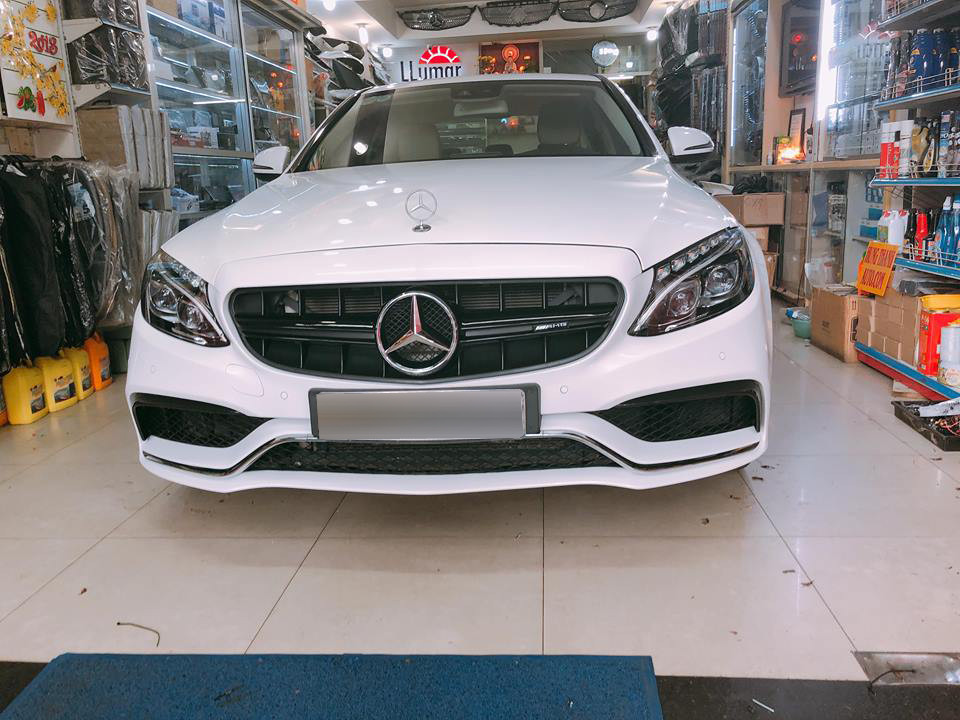 Từ chiếc xe Mercedes-Benz C250 Exclusive đang sử dụng , mới đây đã được một chủ nhân ở Sài Gòn độ bộ bodykit lên đời thành phiên bản Mercedes-Benz C63 AMG sang chảnh với giá 35 triệu đồng.