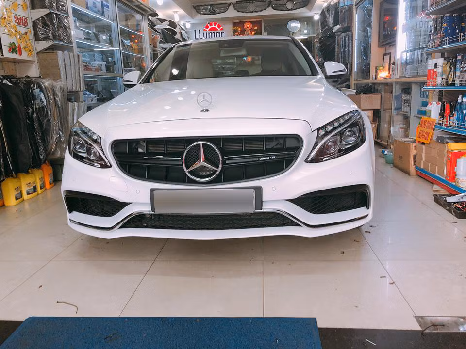 Từ chiếc xe Mercedes-Benz C250 Exclusive đang sử dụng , mới đây đã được một chủ nhân ở Sài Gòn độ bộ bodykit lên đời thành phiên bản Mercedes-Benz C63 AMG sang chảnh với giá 35 triệu đồng.