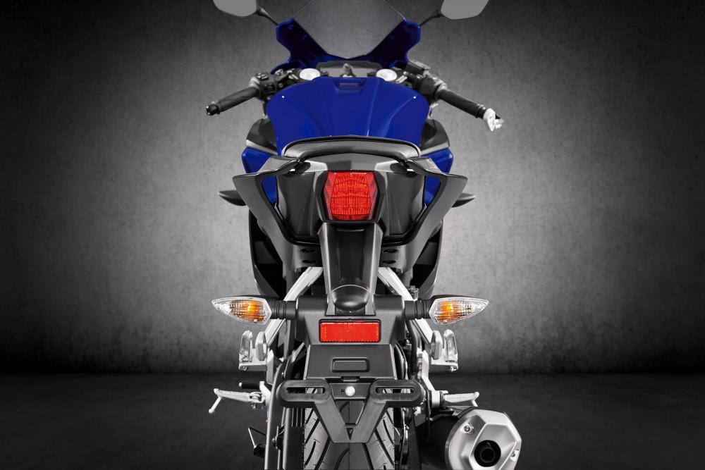 R125 được trang bị khung xe mới cùng gắp sau bằng nhôm giúp giảm trọng lượng. Hai hốc gió ở đuôi xe là điểm đặc trưng của đàn anh R1 và R15.