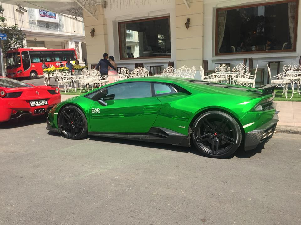 Chiếc Lamborghini Huracan gây ấn tượng với bộ cản va trước và sau bằng sợi carbon mới, nẹp sườn bên hông hay cánh gió đuôi cũng bằng sợi carbon.