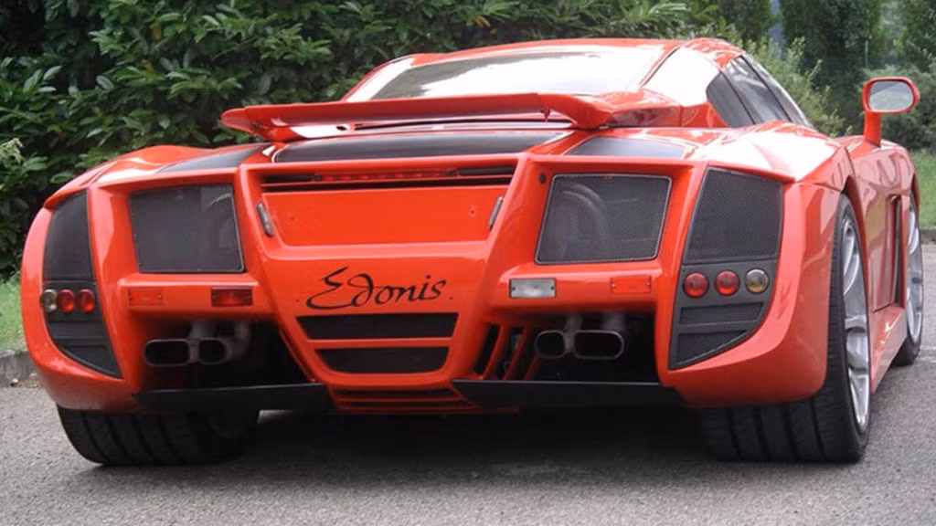 Nhiều bộ phận nguyên bản ở sau xe được giữ nguyên theo thiết kế của Bugatti EB110.