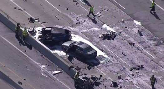 Vụ tai nạn liên hoàn nghiêm trọng ở cao tốc US-101 thuộc thành phố Mountain View, quận Santa Clara, bang California, Mỹ liên quan đến chiếc xe ôtô điện Tesla Model X bị cháy sau khi tông vào dải phân cách và bị hai xe đi đăng sau liên tiếp đâm vào khiến xe nát bét và dường như lái xe không thể giữ được tính mạng.