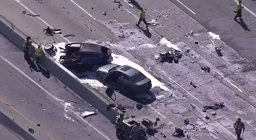 Vụ tai nạn liên hoàn nghiêm trọng ở cao tốc US-101 thuộc thành phố Mountain View, quận Santa Clara, bang California, Mỹ liên quan đến chiếc xe ôtô điện Tesla Model X bị cháy sau khi tông vào dải phân cách và bị hai xe đi đăng sau liên tiếp đâm vào khiến xe nát bét và dường như lái xe không thể giữ được tính mạng.