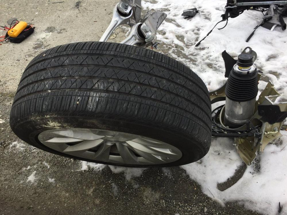 Tất cả các trục xe đều vỡ nát.