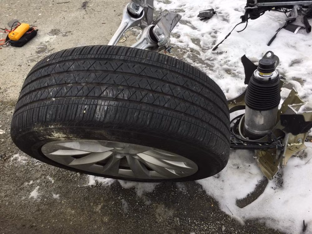 Tất cả các trục xe đều vỡ nát.