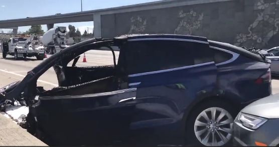 Phần đuôi xe Tesla Model X vẫn còn nguyên. SUV chạy điện Tesla Model X được đánh giá là một trong những dòng siêu xe chạy điện an toàn nhất trên thị trường hiện nay. Tuy nhiên tai nạn này đã khiến người tiêu dùng hoang mang.