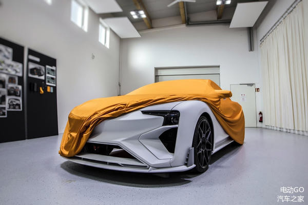 Dự kiến trình làng trong triển lãm ôtô Bắc Kinh 2018, siêu xe điện Aiways RG được giới thiệu có thể hoàn thành quãng đường lên đến 1.200 km sau 1 lần sạc đầy, tăng tốc từ 0-100 km/h trong 2,5 giây và đạt vận tốc tối đa 300 km/h.