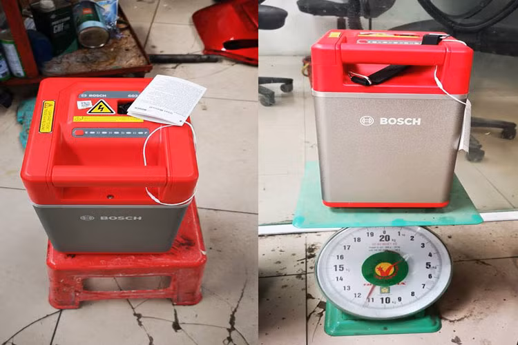 Cục pin lithium-ion 61,2 V của Bosch được tháo ra và người mua này cũng cân lên nặng hơn 11 kg. Thời gian tháo pin được cho biết chỉ trong vòng 2 phút. Do đó, thay thế pin là điều dễ dàng.