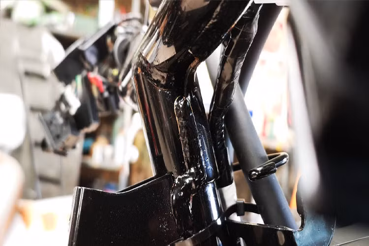 Cận cảnh các mối hàn cực chắc chắn và dây điện đã được bọc cách điện rất an toàn trên mẫu xe máy điện cao cấp này.