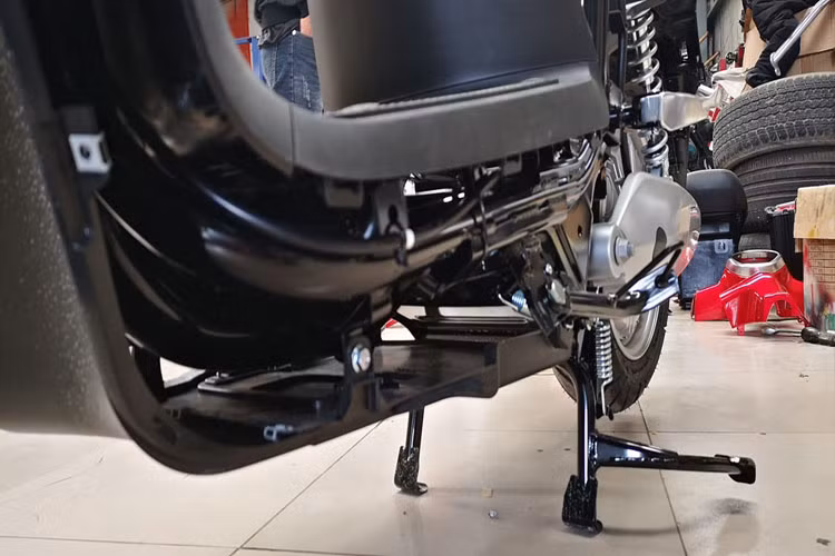 Phần khung nhựa ốp chắn bùn, nước bên dưới xe.