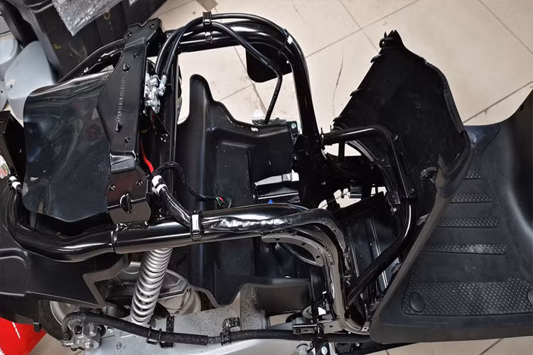 Các mối hàn ở phân thân xe cũng khá chắc. Tất cả đều được bọc sơn cách điện màu đen tone xoẹt tone với nhau. Khu vực này cũng chính là nơi để gắn pin lithium-ion.