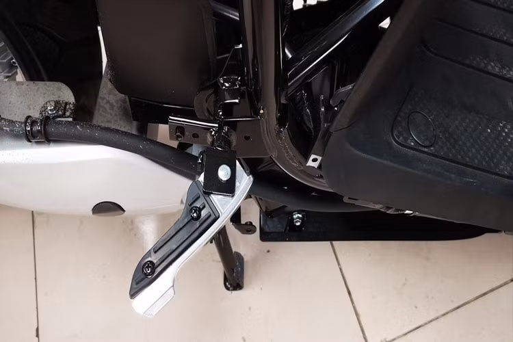 Phần để chân người lái được gắn bằng con vít chắc chắn vào thân xe. Hiện giá xe VinFast Klara bản pin Lithium-ion ở mức 35 triệu đồng và bản ắc quy acid - chì bán 21 triệu đồng.