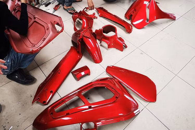 Phần vỏ của xe máy điện Vinfast sau khi được người mua tỉ mỉ tháo rời từng chi tiết một. cho thấy nó được sơn và làm khá tốt so với các sản phẩm khác trên thị trường hiện nay.