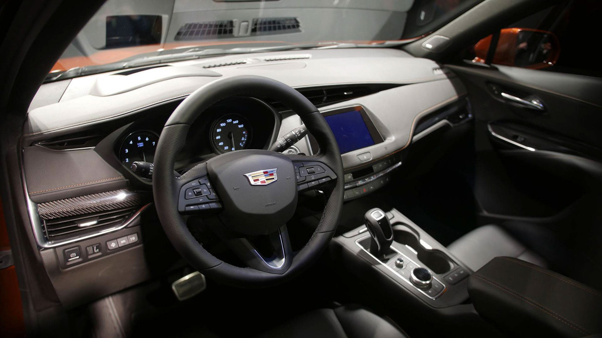 Bên trong ca-bin các chi tiết bên trong khoang lái đều được làm từ vật liệu cao cấp như da, nhôm nguyên khối, gỗ và sợi carbon. Xe được trang bị màn hình giải trí trung tâm có kích thước 8 inch với độ phân giải 1366x768 pixel, sạc không dây, nguồn điện phụ 12V...