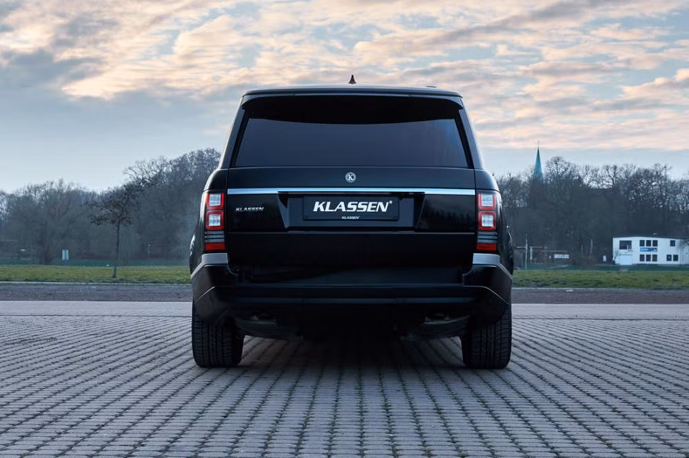 Ngoài ra, hãng độ Klassen còn nâng cao nóc khiến xe trở nên cao ráo hơn hẳn.