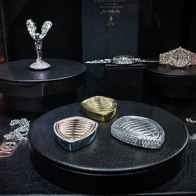 Theo đó, khách hàng có thể đặt hàng 1 chiếc theo đúng ý thích với các chất liệu đắt tiền khác tùy ý như bạch kim, hồng ngọc...