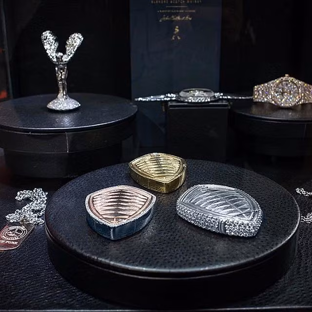 Theo đó, khách hàng có thể đặt hàng 1 chiếc theo đúng ý thích với các chất liệu đắt tiền khác tùy ý như bạch kim, hồng ngọc...