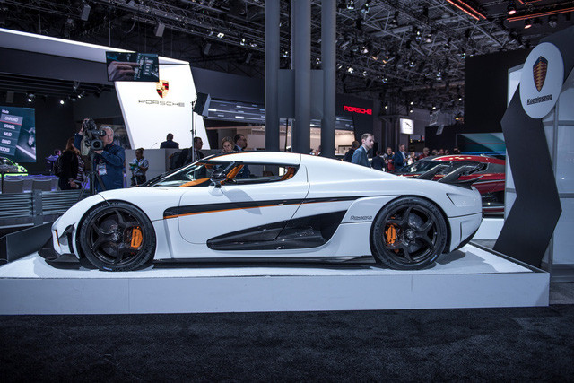 Koenigsegg Regera trang bị động cơ V8 5.0L tăng áp kép kết hợp với 3 mô-tơ điện, siêu xe này của Thuỵ Điển có công suất hơn 1.500 mã lực và mô-men xoắn 2.000 Nm (1.475 lb-ft). Chiếc xe chỉ mất 2,7 giây để tăng tốc từ 0 lên 100 km/h, trước khi đạt tốc độ tối đa 410 km/h. Koenigsegg cho biết sẽ chỉ sản xuất 80 chiếc Regera, và tất cả đã có khách đặt mua hết từ năm ngoái.
