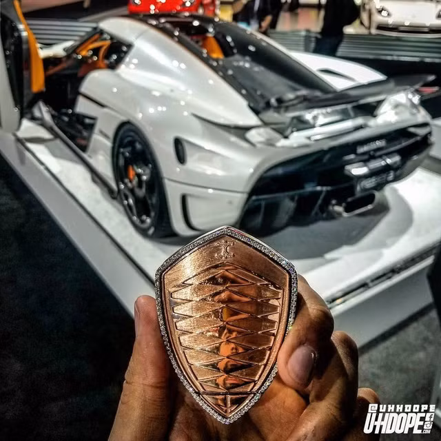 Mới đây, tại Triển lãm ôtô New York, siêu xe Koenigsegg Regera được giới thiệu cùng một khoá bấm cực kỳ đặc biệt. Giá bán của chiếc chìa khóa này từ 250.000 USD (khoảng 5,7 tỷ đồng) khiến nhiều người phải giật mình khi nó được xem đắt hơn một chiếc ôtô bình dân.