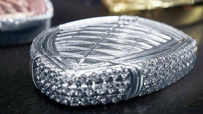 Sở dĩ có giá siêu đắt như vậy bởi những chiếc chìa khóa được làm bằng vàng hồng 18K và nạm kim cương kín mít.