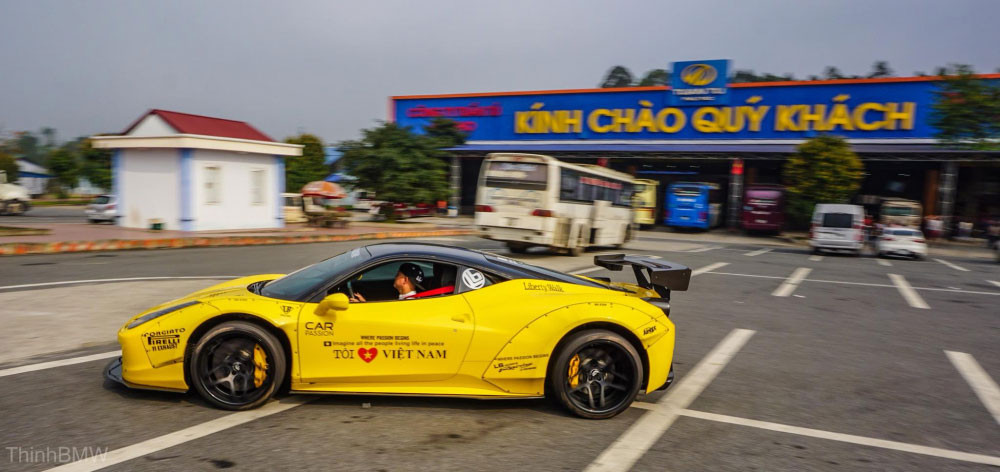 Siêu xe Ferrari F458 Italia độ Liberty Walk khoảng chục tỷ đồng.