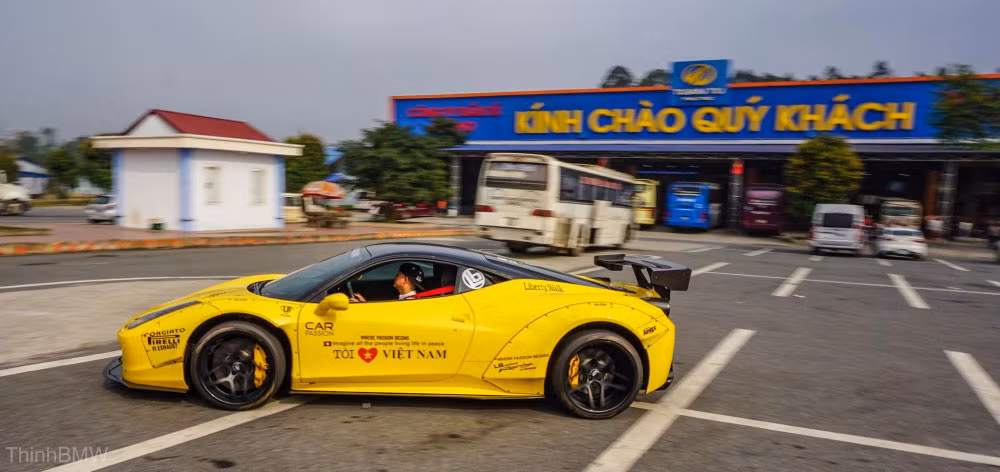 Siêu xe Ferrari F458 Italia độ Liberty Walk khoảng chục tỷ đồng.